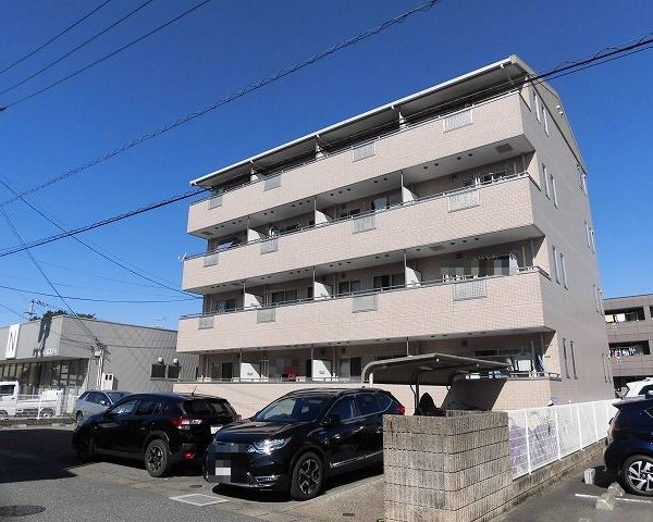 南向きで晴れた日は暖かい日差しがあります。(外観)