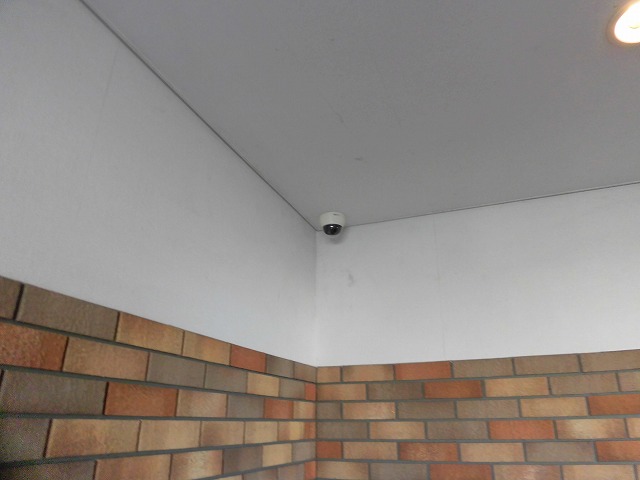 共用玄関にある防犯カメラ