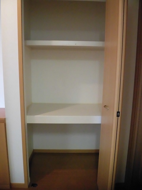 キッチン横の収納棚② キッチン横の収納棚②