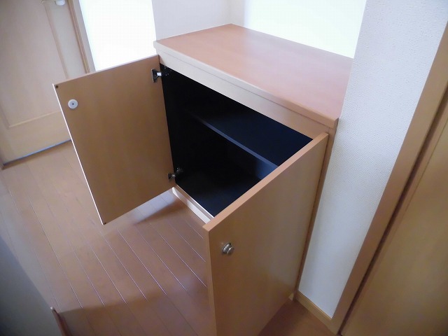 キッチン横の収納棚① キッチン横の収納棚①