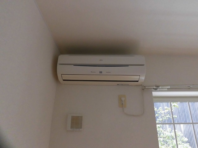 照明はないのですがエアコンがリビングに1台付 照明はないのですがエアコンがリビングに1台付