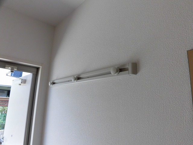 玄関にハンガー掛けがあります 玄関にハンガー掛けがあります