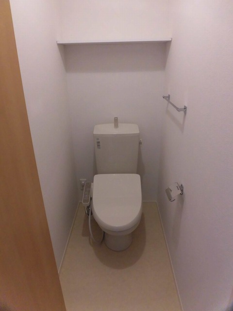 ウォシュレット付きのトイレ。上部の棚もあって便利です