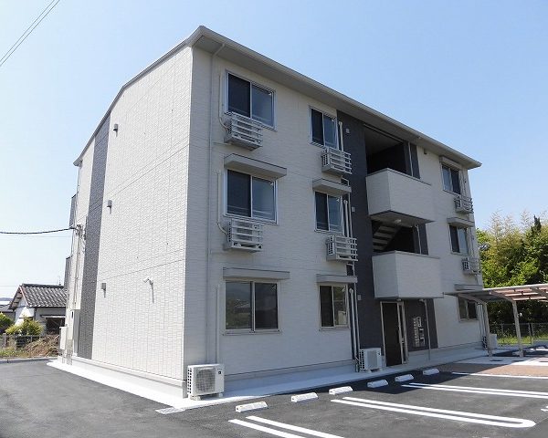 高知市介良 築浅アパート♪３階建て１階中部屋1LDK♪