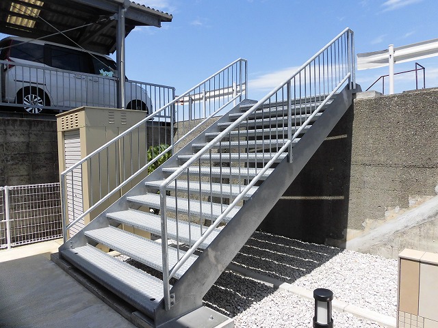 アパート北側には堤防沿いから出入りできる階段あります アパート北側には堤防沿いから出入りできる階段あります