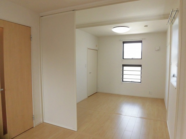 洋室(1枚仕切り扉つけてます) 洋室(1枚仕切り扉つけてます)