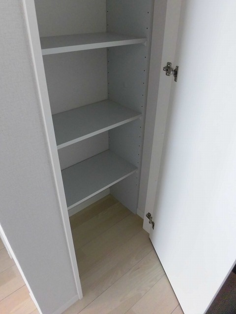 キッチン前の収納棚 キッチン前の収納棚