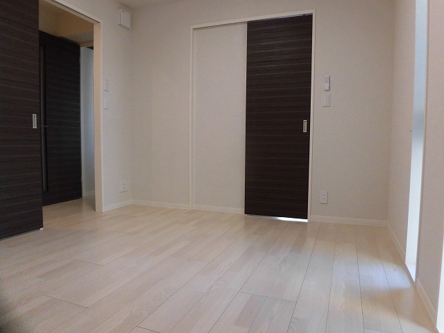 キッチン横からも廊下側からも出入りできます キッチン横からも廊下側からも出入りできます