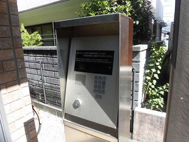 共用玄関にオートロックあります 共用玄関にオートロックあります