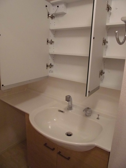鏡内部も収納できます 鏡内部も収納できます