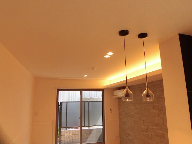 リビングは間接照明とダウンライトです リビングは間接照明とダウンライトです