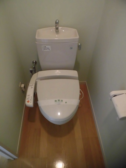 温水洗浄便座機能付き。上部に収納棚もあります。 温水洗浄便座機能付き。上部に収納棚もあります。