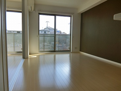 11.4帖のリビング(※室内写真は同間取り別のお部屋のものです) 11.4帖のリビング(※室内写真は同間取り別のお部屋のものです)