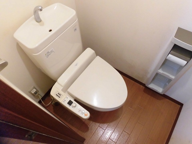 温水洗浄便座機能付きのトイレ