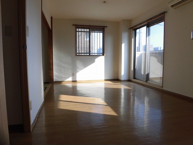 角部屋で東側にも窓があります 角部屋で東側にも窓があります