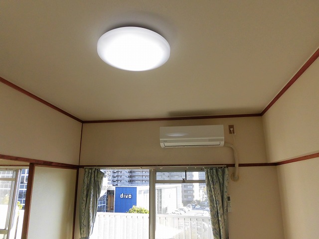 照明は全部屋付、エアコンは和室に1台あります