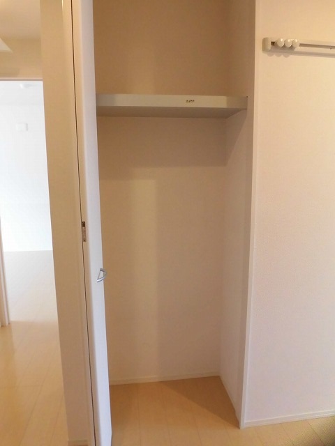玄関入った正面の物入 玄関入った正面の物入