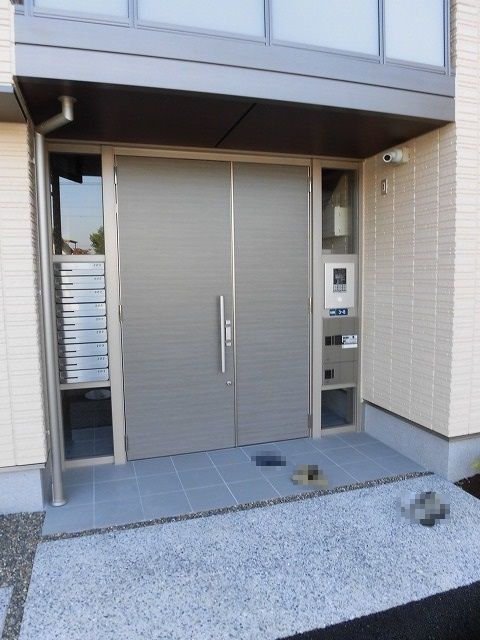 共用玄関にオートロック・防犯カメラあります 共用玄関にオートロック・防犯カメラあります