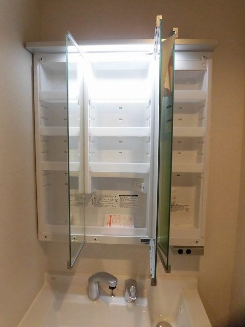 鏡の中も収納できます 鏡の中も収納できます