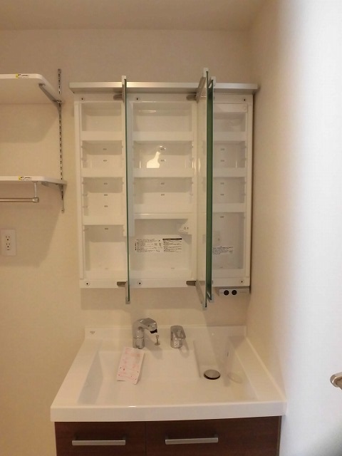 鏡の中も収納できます☆ 鏡の中も収納できます☆