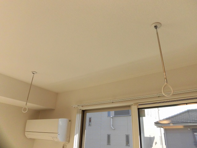 リビングに室内物干しがあります。エアコンは2台付き リビングに室内物干しがあります。エアコンは2台付き