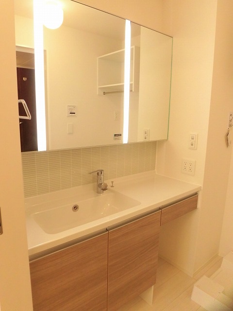 大型の鏡付き洗面台 大型の鏡付き洗面台