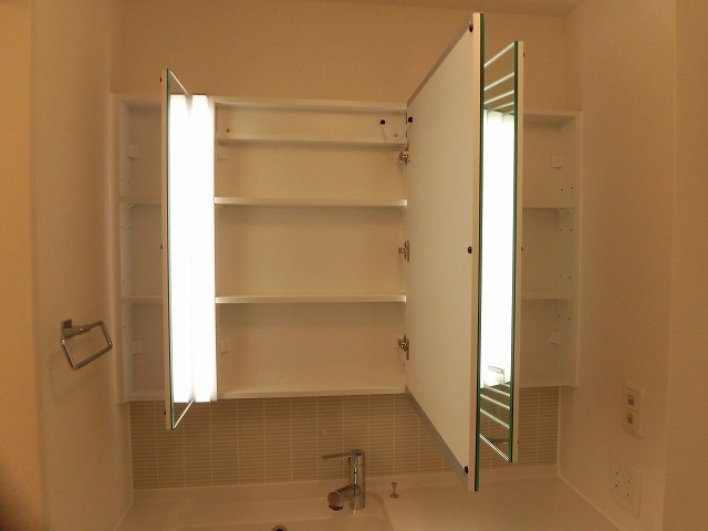 鏡内部も収納できます 鏡内部も収納できます