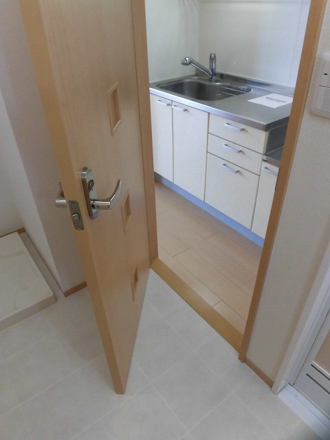 洗面所にはキッチン側にも扉があり廊下側と通り抜け可能