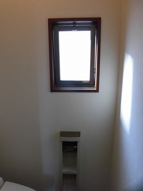 トイレ上部にも換気窓あります