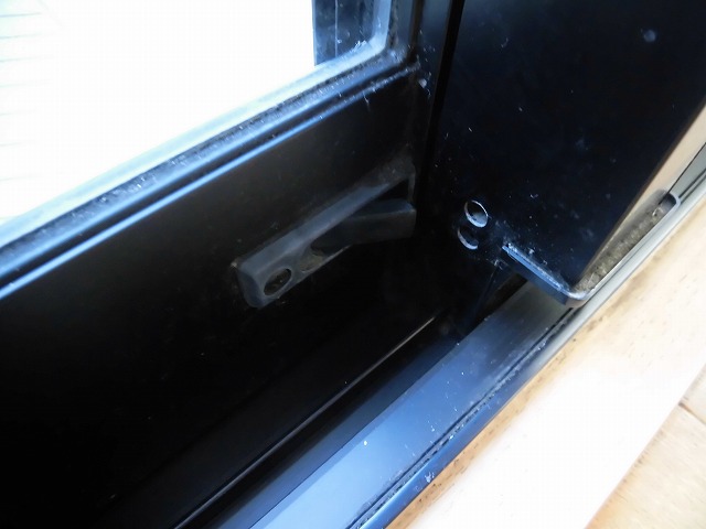 窓枠下には防犯ロック有ります 窓枠下には防犯ロック有ります