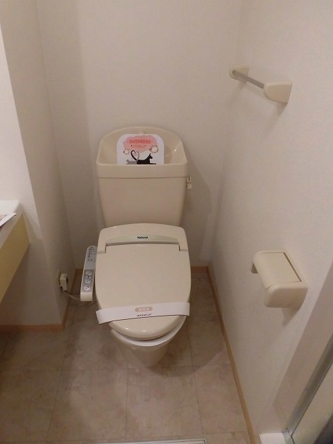 温水洗浄便座機能付きトイレ（洗面台横にあります）