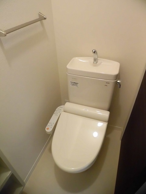 温水洗浄便座機能付きのトイレ