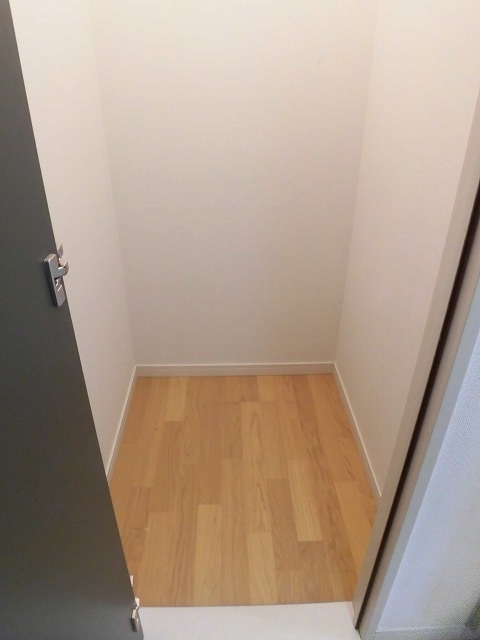 玄関入って左手の収納スペース(倉庫) 玄関入って左手の収納スペース(倉庫)