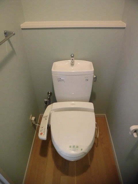 温水洗浄便座機能付き。上部に収納棚もあります。 温水洗浄便座機能付き。上部に収納棚もあります。