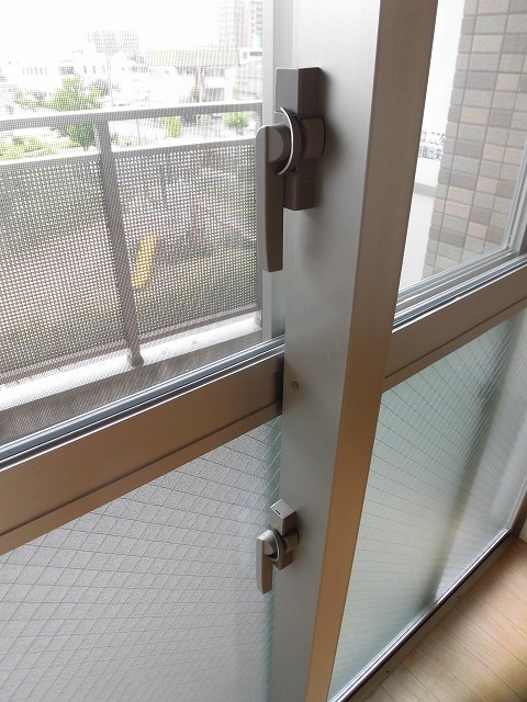 バルコニー側の窓は二重に鍵が掛けられます。 バルコニー側の窓は二重に鍵が掛けられます。