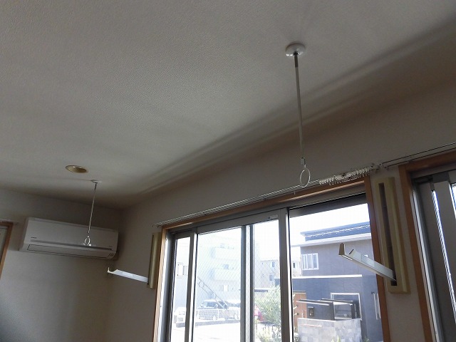 室内物干しとエアコンがリビングにあります。 室内物干しとエアコンがリビングにあります。