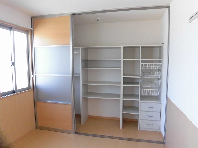 クローゼットと棚付きの収納。 クローゼットと棚付きの収納。