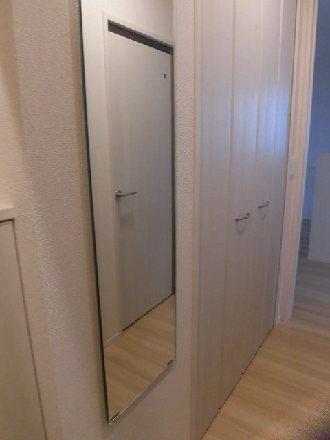 玄関上がると姿見、物入あります 玄関上がると姿見、物入あります