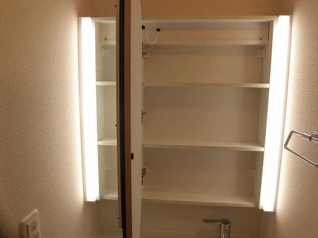 鏡の中も収納できます 鏡の中も収納できます