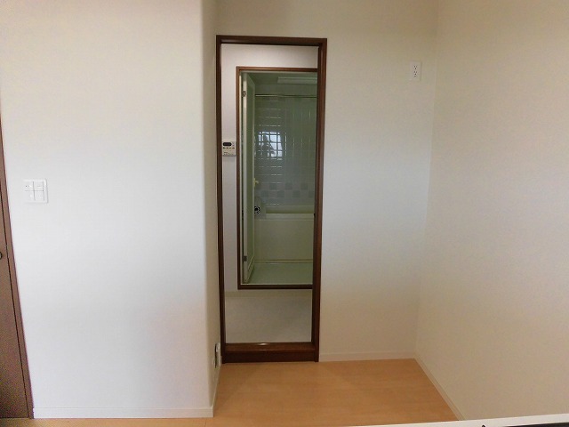 キッチンから洗面室へいける扉有り キッチンから洗面室へいける扉有り