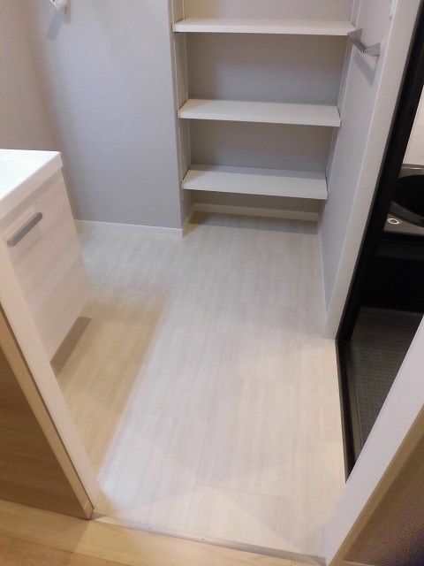 洗面所にも収納棚があります 洗面所にも収納棚があります