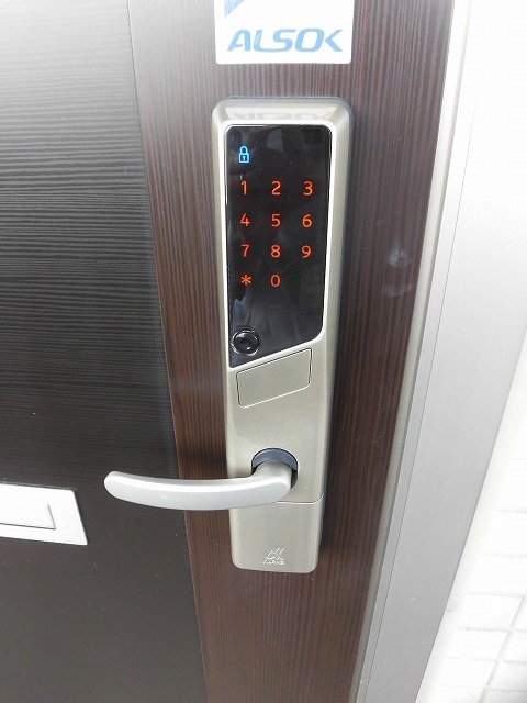 玄関は電子カードキーです