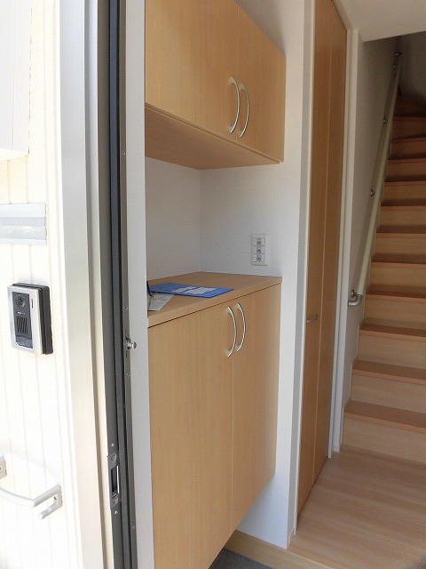 下駄箱は上下段に分かれたタイプ 下駄箱は上下段に分かれたタイプ