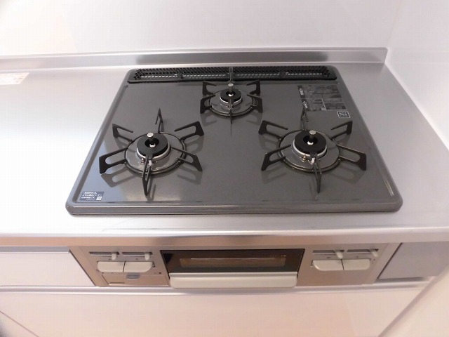 3口ガスコンロ付き。グリルもあります 3口ガスコンロ付き。グリルもあります