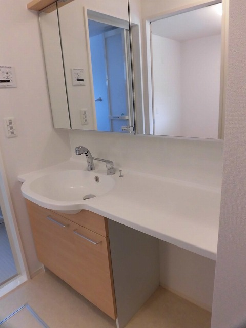 大きな鏡が特徴の洗髪洗面化粧台 大きな鏡が特徴の洗髪洗面化粧台