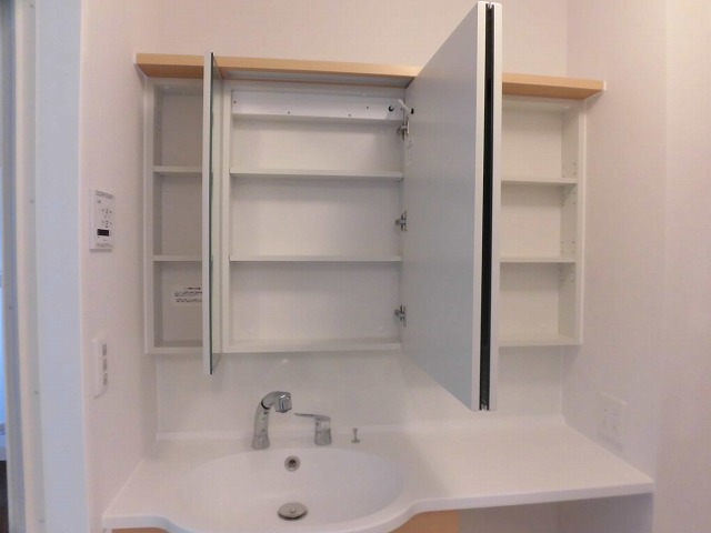 鏡の内部も収納できます。 鏡の内部も収納できます。