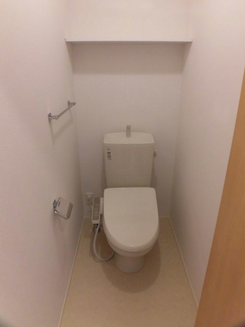 ウォシュレット付きのトイレ。上部の棚もあって便利です ウォシュレット付きのトイレ。上部の棚もあって便利です