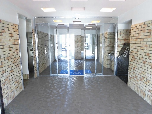 オートロック付きのエントランス オートロック付きのエントランス