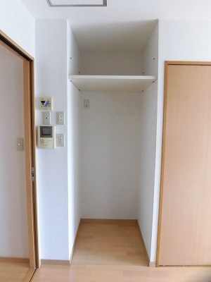 キッチン左手の冷蔵庫置きスペース