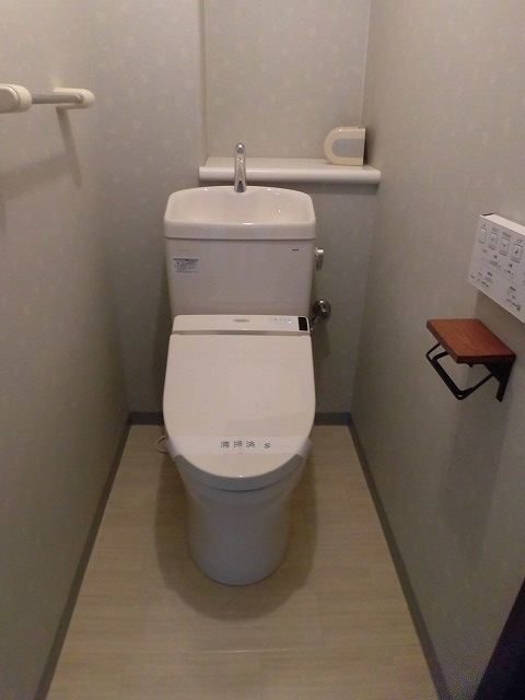 温水洗浄便座機能付きトイレ